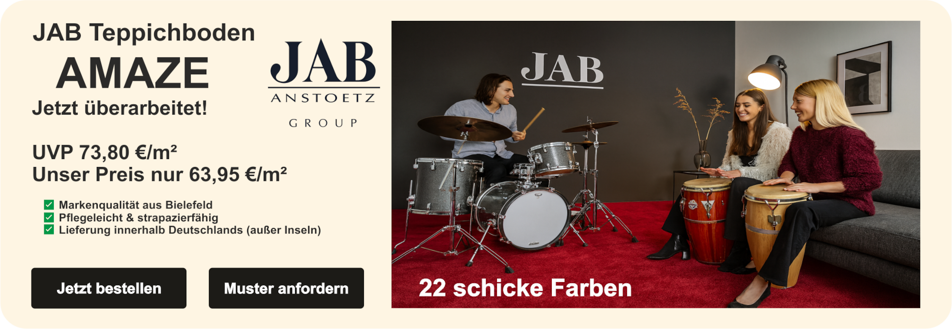 „Werbeanzeige für JAB Teppichboden AMAZE mit rotem Velours-Teppich, UVP- und Angebotspreis, Markenlogo und Lifestyle-Szene mit drei Personen beim Trommeln im Wohnzimmer.“